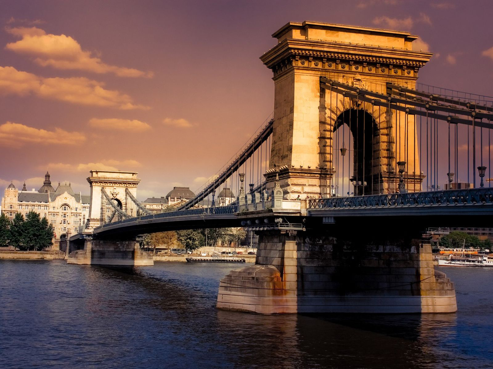 Цепной мост в Будапеште через реку Дунай