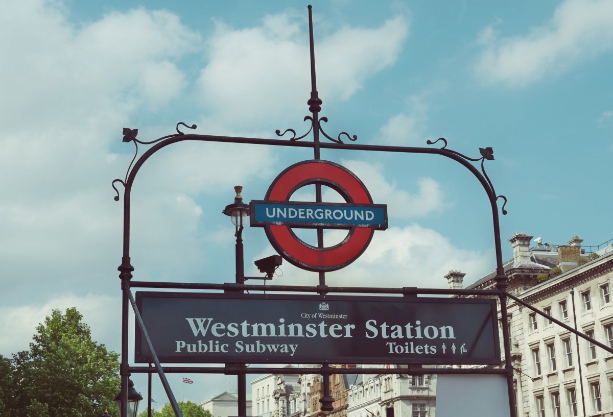 Вход на станцию метро Вестминстер в Лондоне
