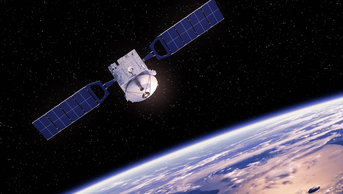 Спутник связи на околоземной орбите
