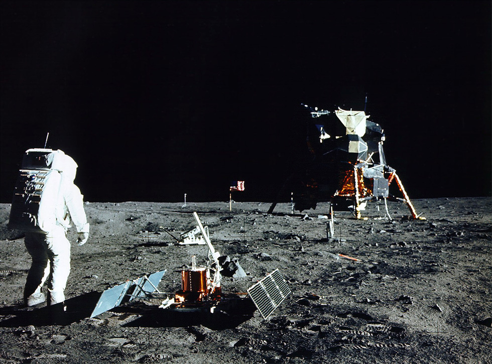 Высадка на поверхность Луны американской команды Апполон-11